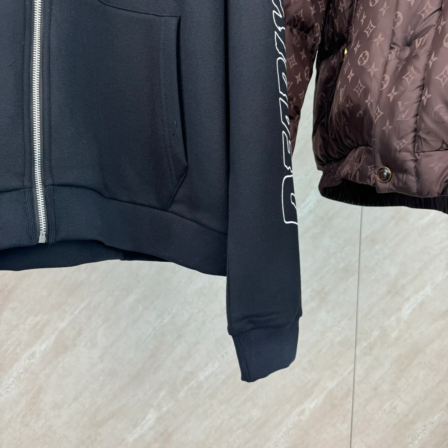 P460 Chrome Heart Ch character Sanskrit printed zipper hooded sweatshirt Size: S/M/L/XL Made of 80% cotton + 20% polyester blended fabric. The fabric is woven with 32-count base yarn and 10-count veil. The weight reaches 330 grams. It combines the skin-friendly breathability of cotton fiber and the anti-wrinkle stiffness of polyester. The sufficient weight brings good drape and wearing texture.